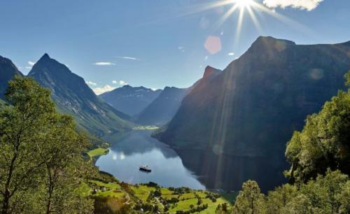 hjorundfjordenorjan bertelsen 2500x1250