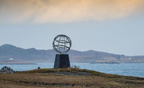 polarsirkelmonumentet-vikingenorjan bertelsen 2500x1250